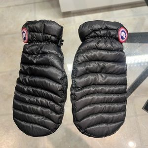 EUC Canada Goose Mittens